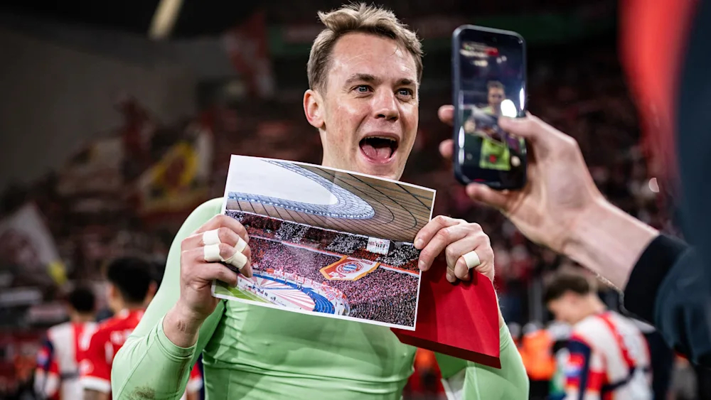 【德甲花絮】请在拜仁队长诺伊尔这张充满自恋的照片中，找出比较突出的两个点！拜仁慕