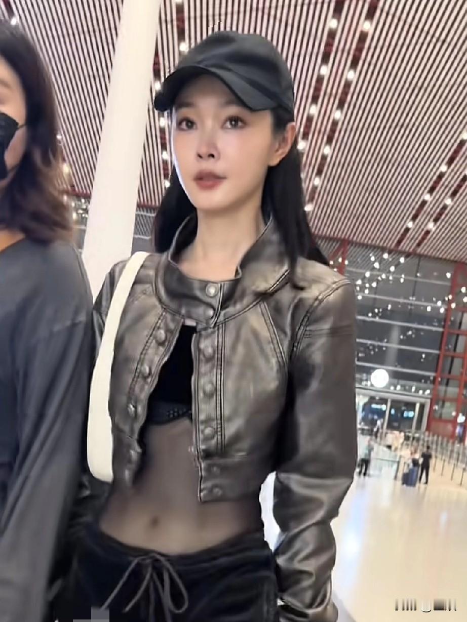 宋轶短款做旧皮衣+网纱内搭+黑色休闲裤