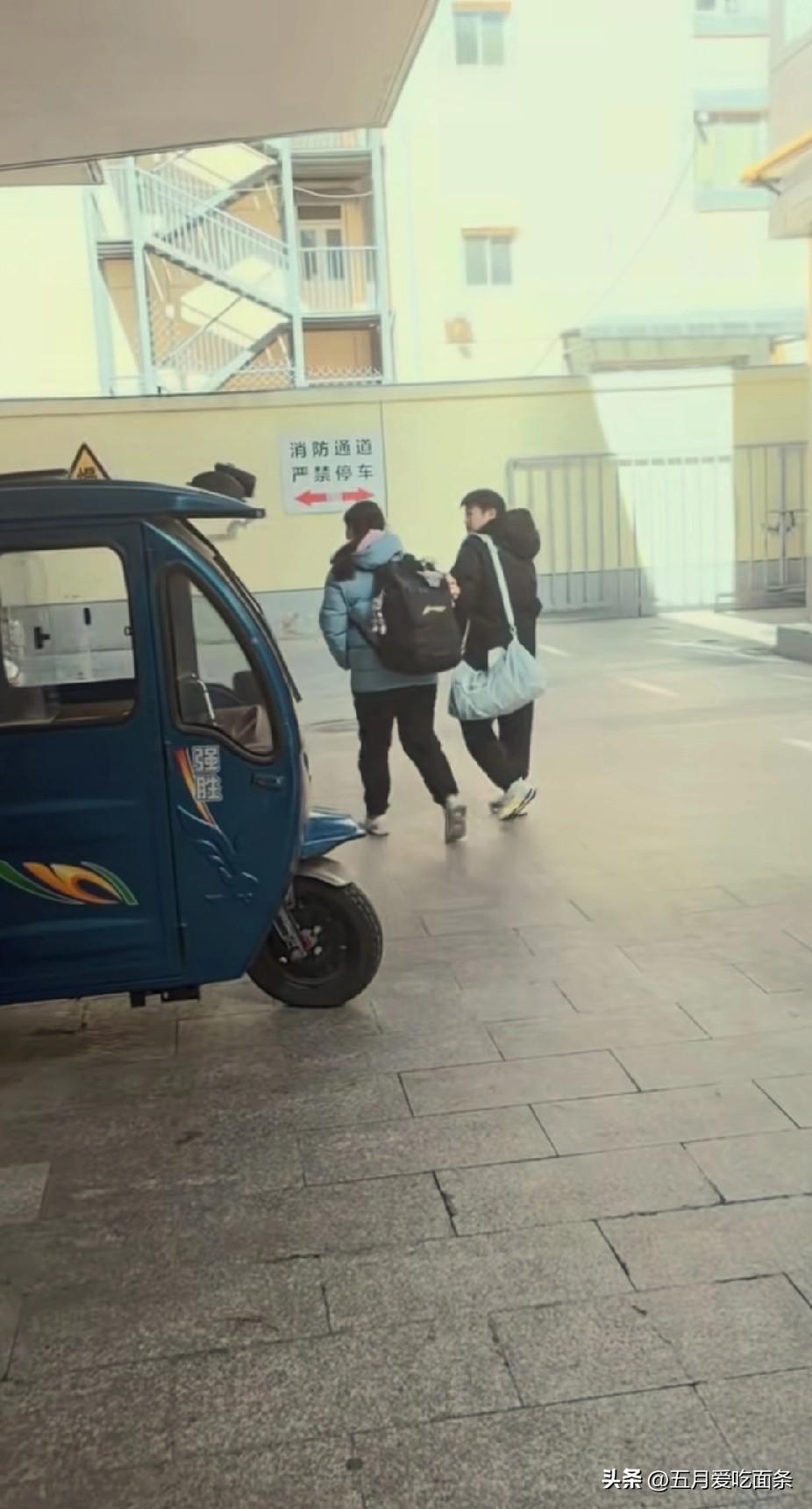 六号新鲜的莎莎，和佳佳、阳阳一起上下训，在体总里面，莎莎能得到很好的保护。
没有