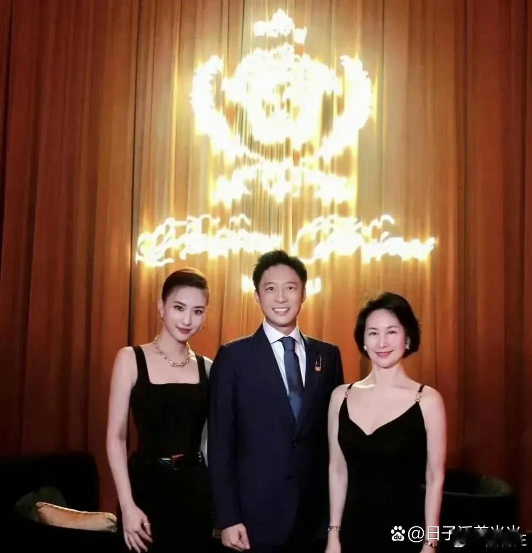 两边分别是何超琼和何超莲，中间的帅哥又是谁呢？ 