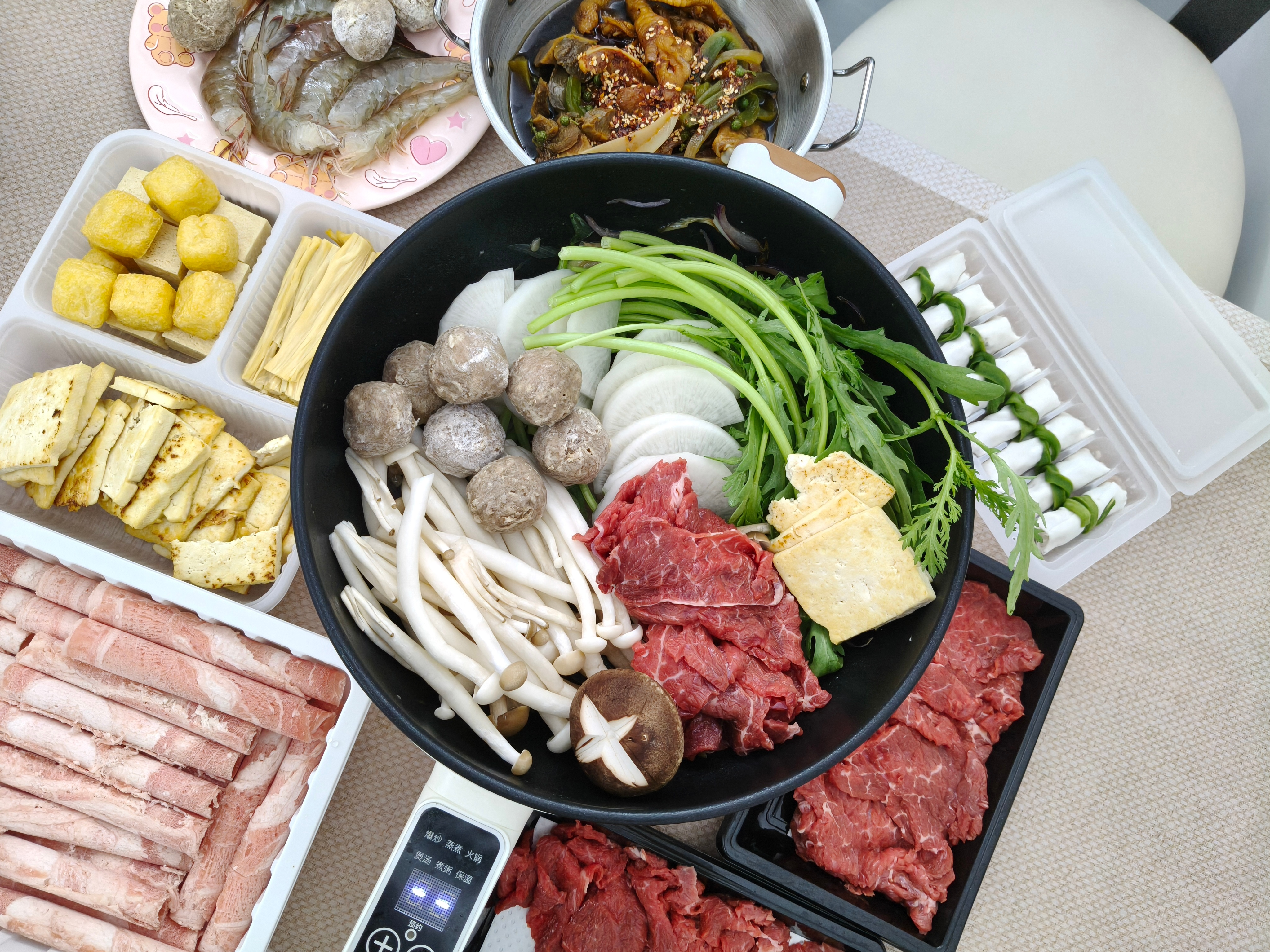 联赛两连胜庆功宴！和亲朋好友一块，冬天煮个寿喜锅美滋滋！大家庆功宴吃的啥？带上话