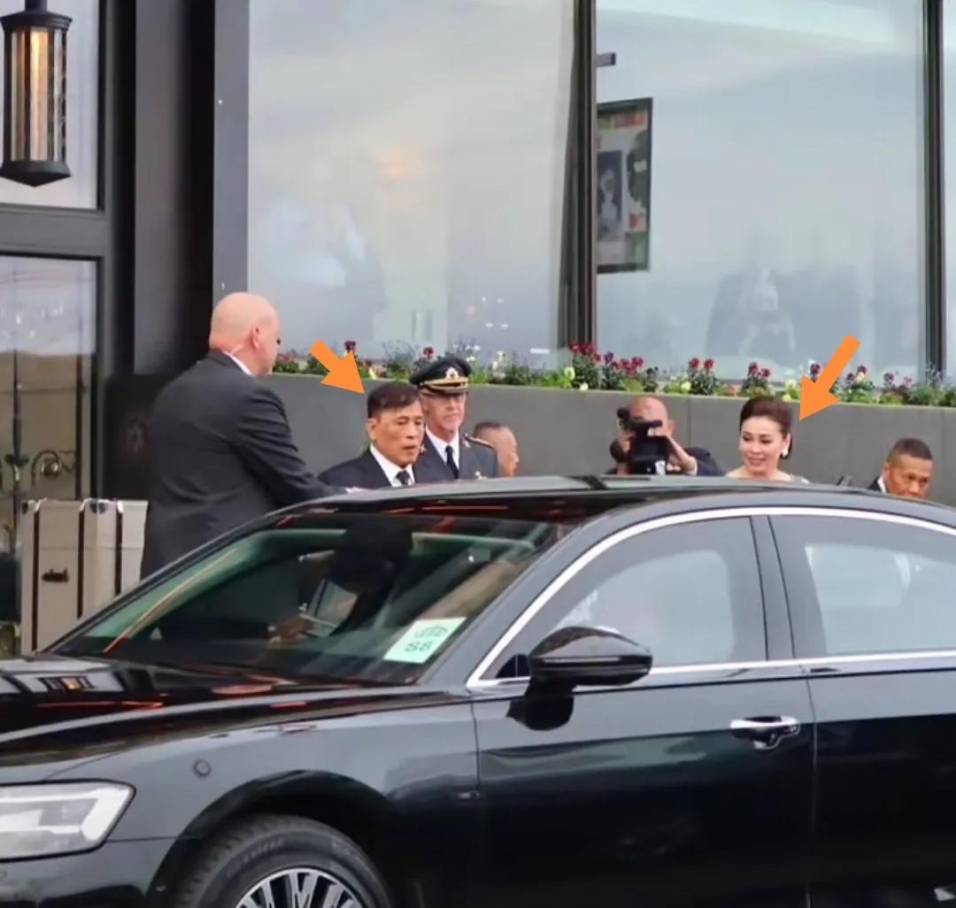 泰国国王哇集拉隆功携王妃苏提达抵达瑞典进行访问。