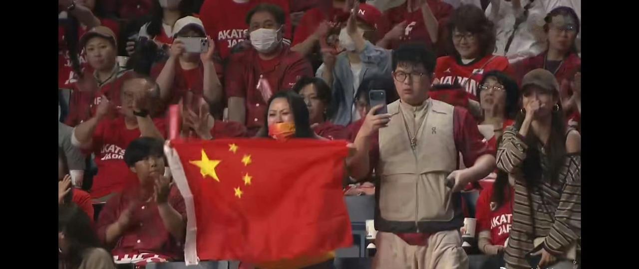 2026年2月26日中国男篮对阵日本队的比赛现场，赵继伟妻子王君瑞现身观众席。