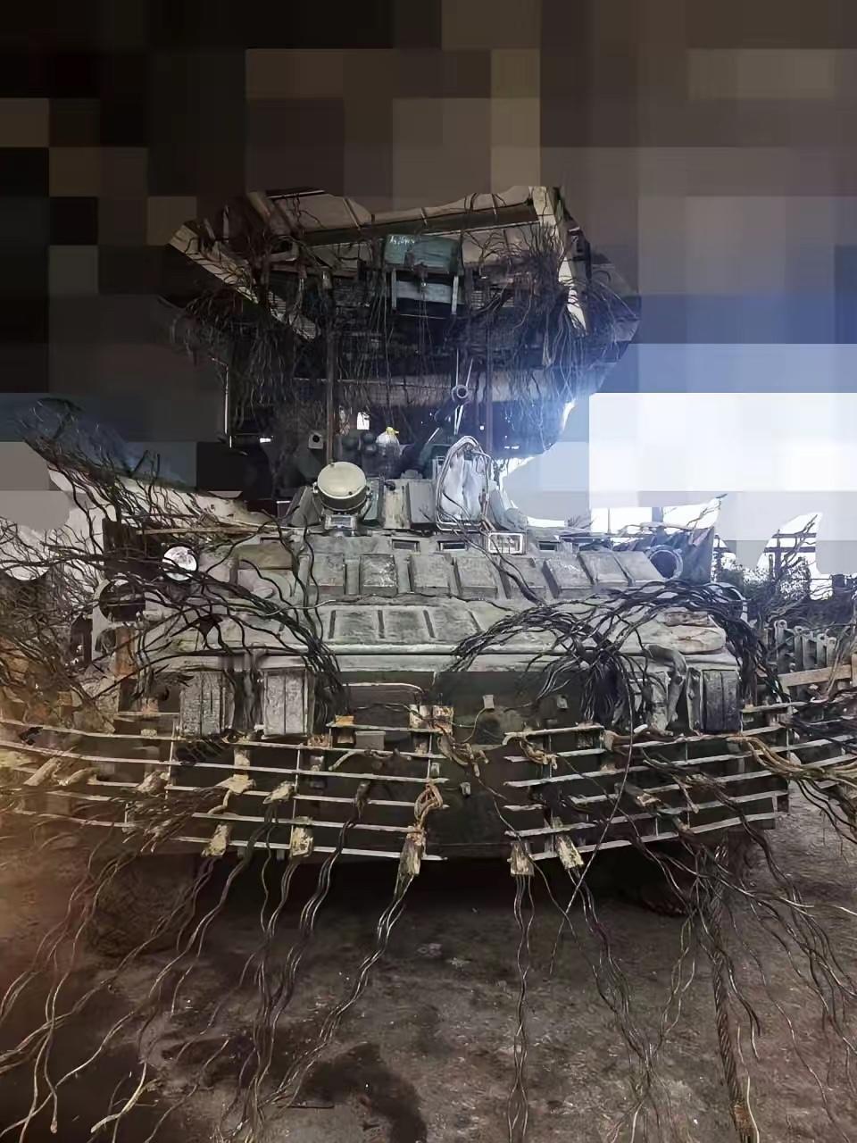 俄军装甲车太狠了，把俄乌战场的生存经验全部都用上了。

看到没，这车现在像个移动