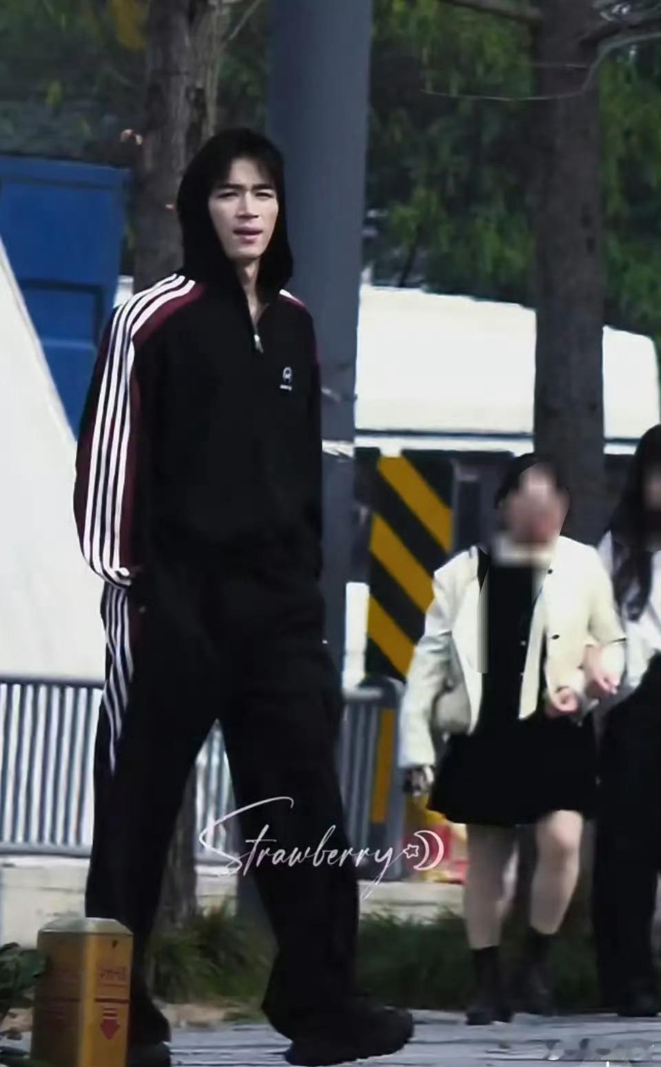 明明他俩的古装都很好看，也不知道告白这个剧组是怎么了。莫非是风水不好吗