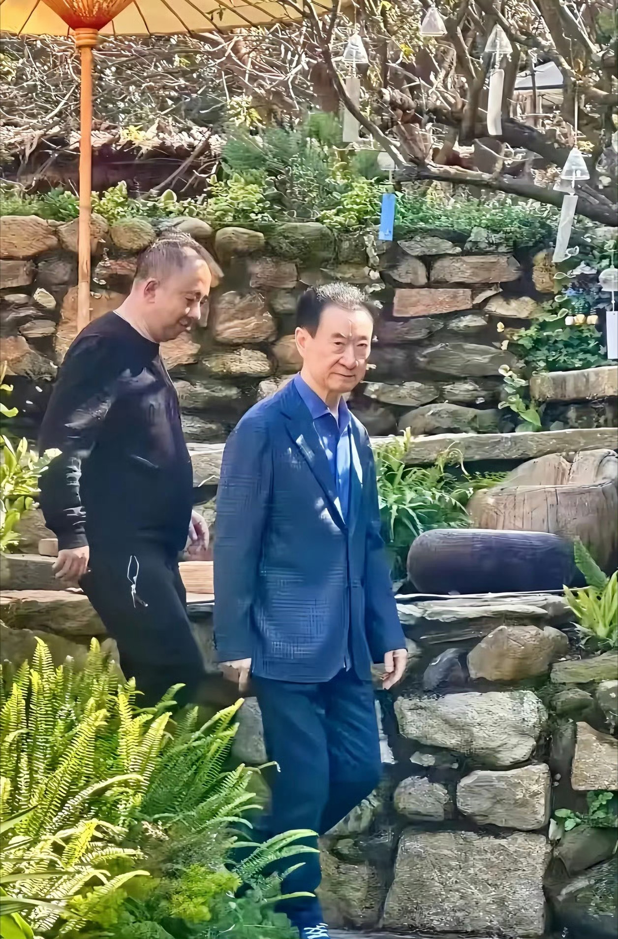 王健林再卖48座万达广场老王都已经瘦脱相了……不过至少没跑路，还是有担当的[吃瓜