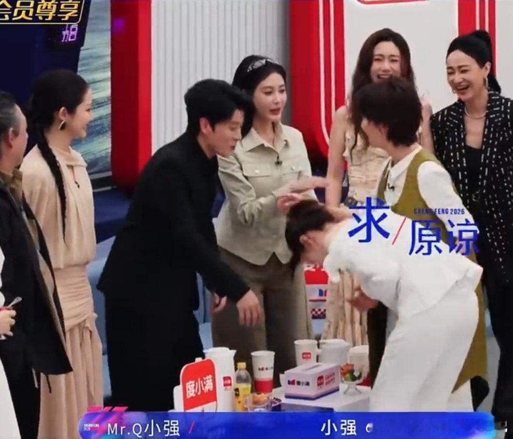 李小冉一边打招呼一边鞠躬道歉李小冉不怕得罪人 歌选对了调子跑了，人走近了名字错了