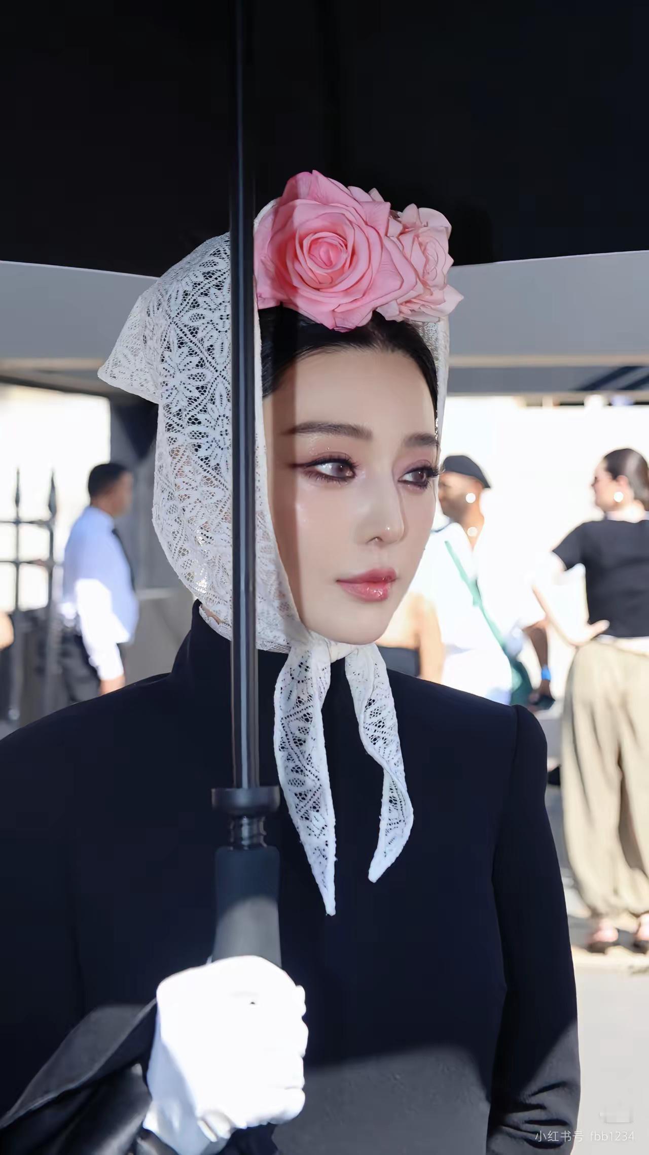 我的妈呀！头顶鲜花，人比鲜花美……