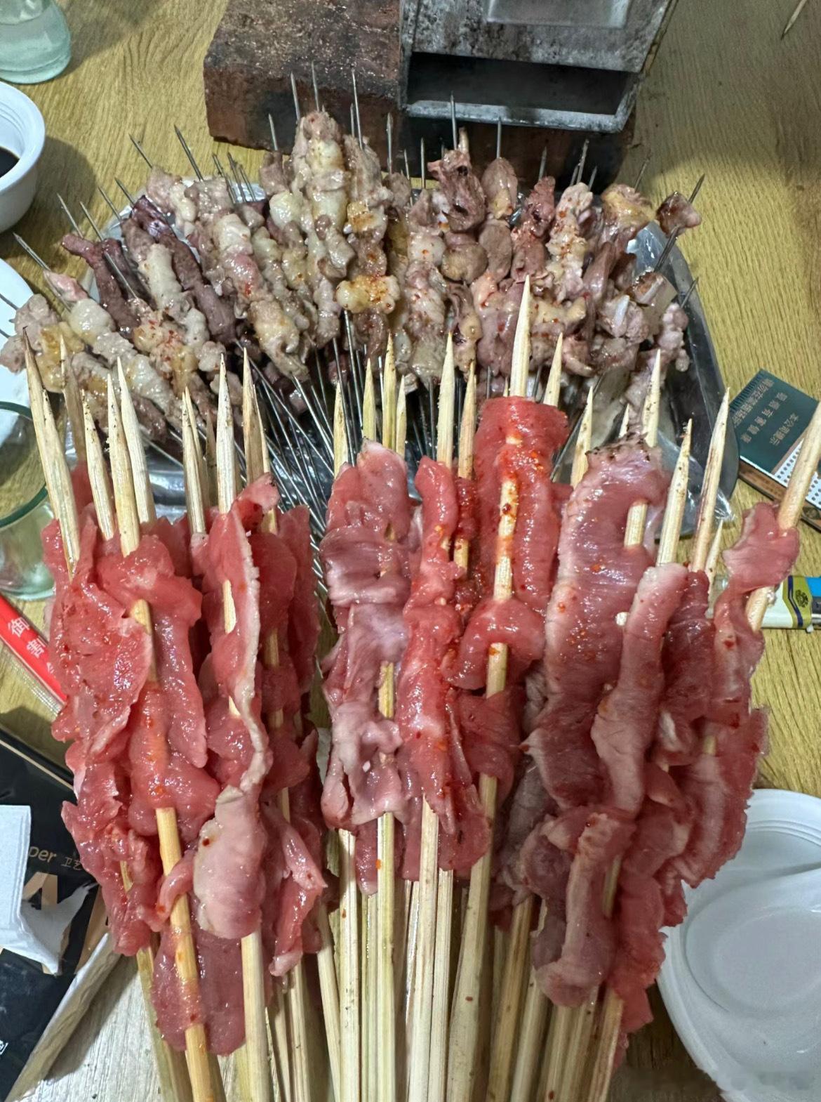 #烧烤牛肉串几分熟最好吃# 一定要给这么高清的美食特写吗！！这半生的牛肉串看起来