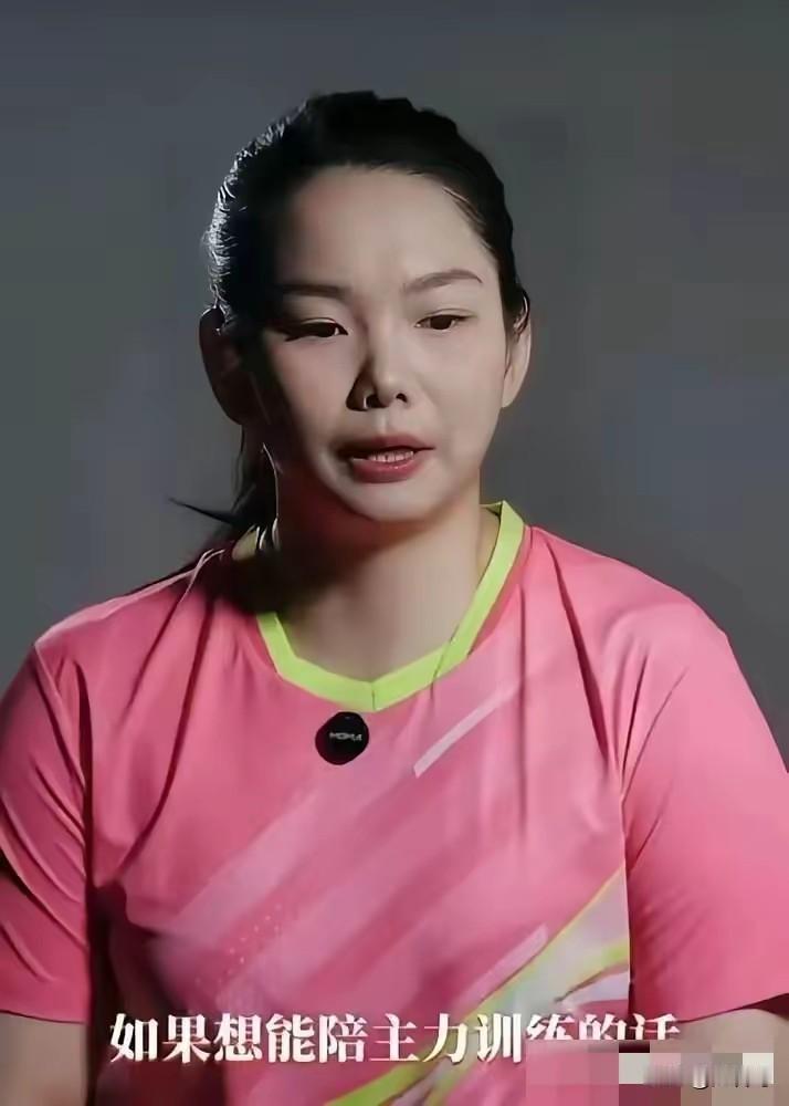 孙颖莎夺冠后
第一个冲过去抱住的人
不是教练马琳
而是那个为了模仿伊藤美诚
当了