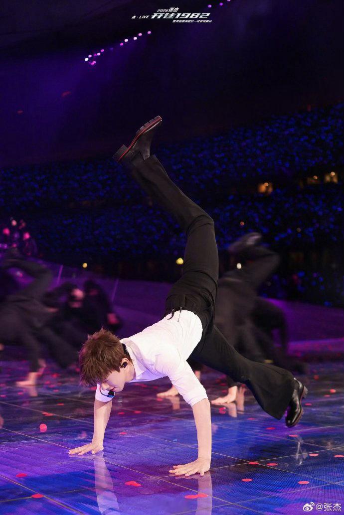 张杰晒粉丝对于演唱会的评论张杰分享歌迷演唱会repo，看完满是正能量，幸福正反馈