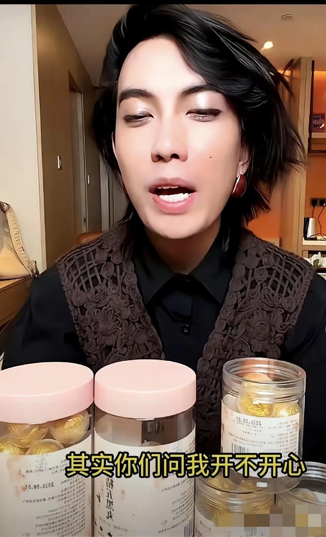 广东带货网红一枝梅直播落泪的一幕，戳中很多人的内心。

外人看见的是直播间风光无