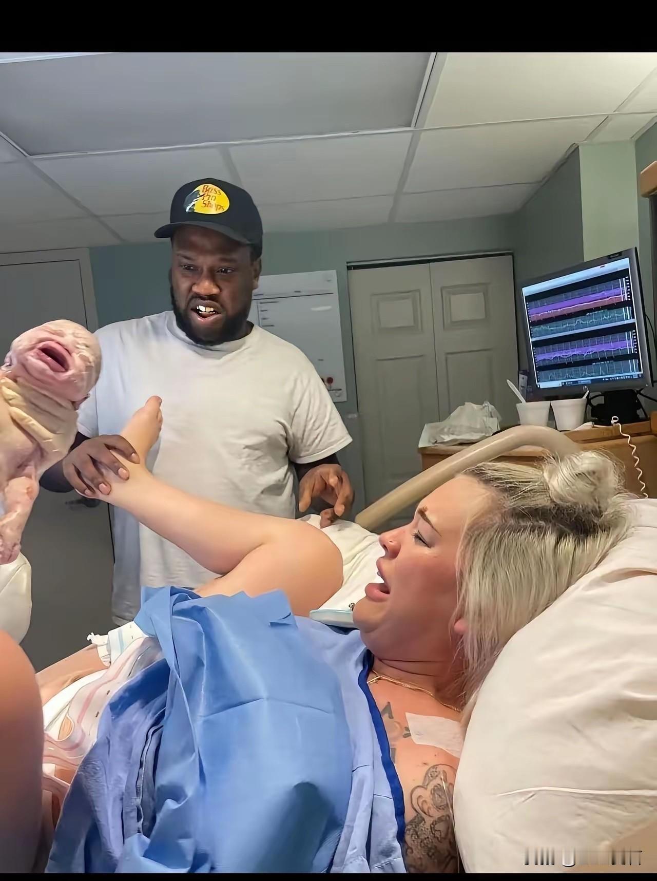 黑哥们儿满嘴惊讶闪闪发光那种
黑胡须 抹了一脸油 脸黑梗 蛋黑表情包 黑金刚大鼻