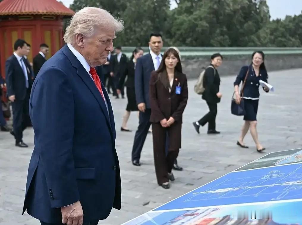 特朗普这趟中国之行，真是“台上握手、台下敲打”——刚离开北京就放出警告“台独”的