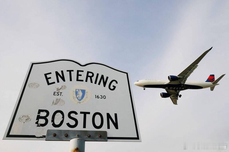 【特朗普发“红包”！政府停摆期间坚守岗位的航管员每人将获1万美元奖金】海外新鲜事