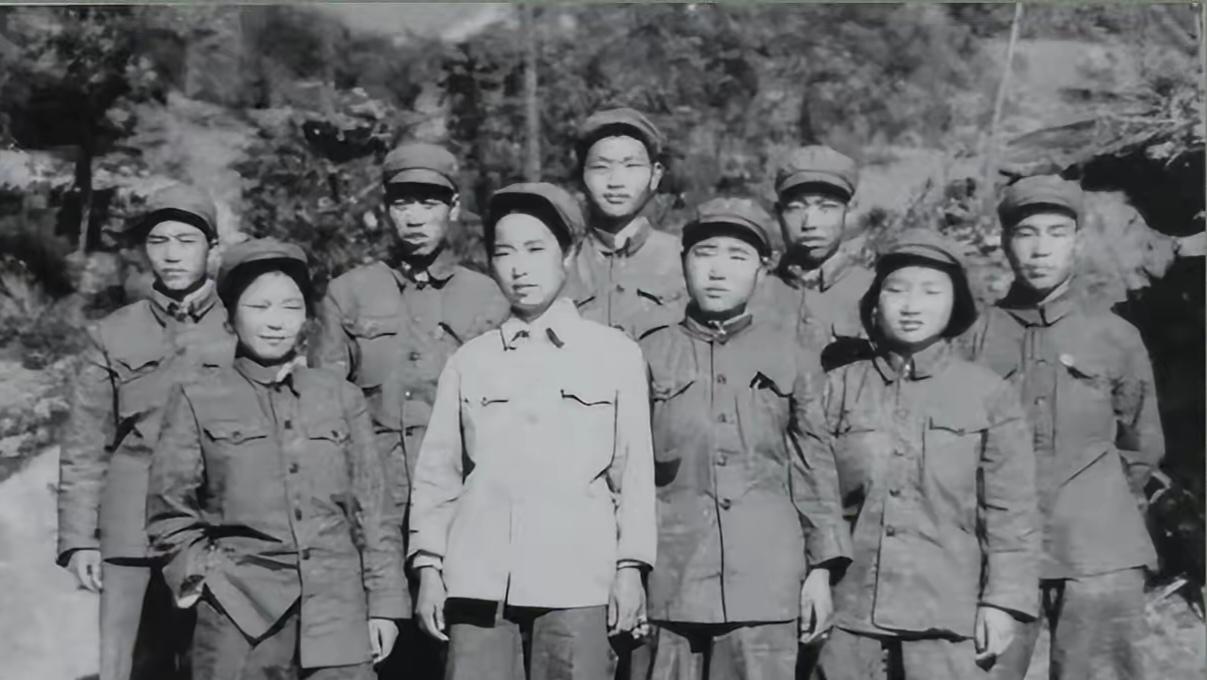1951年，朝鲜战场，16岁的杨玉华在隧洞里被搜出，因为穿着男军装、留着短发，一