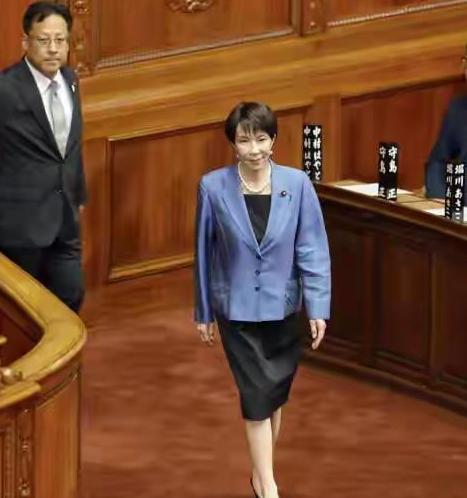 日本突然扔出一颗重磅炸弹。

东京正式宣布，从 2026 年 7 月开始，日本进
