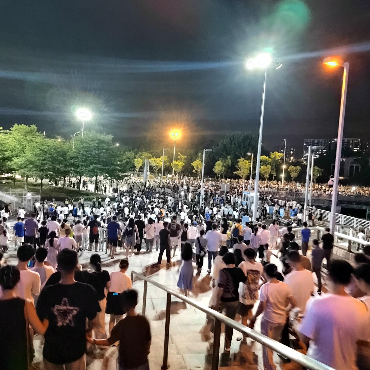 五万人球场散场也壮观