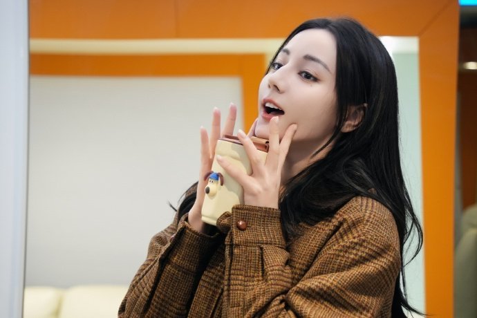 迪丽热巴格纹棕色外套look  迪丽热巴眼前一亮新气象 迪丽热巴格纹棕色外套lo
