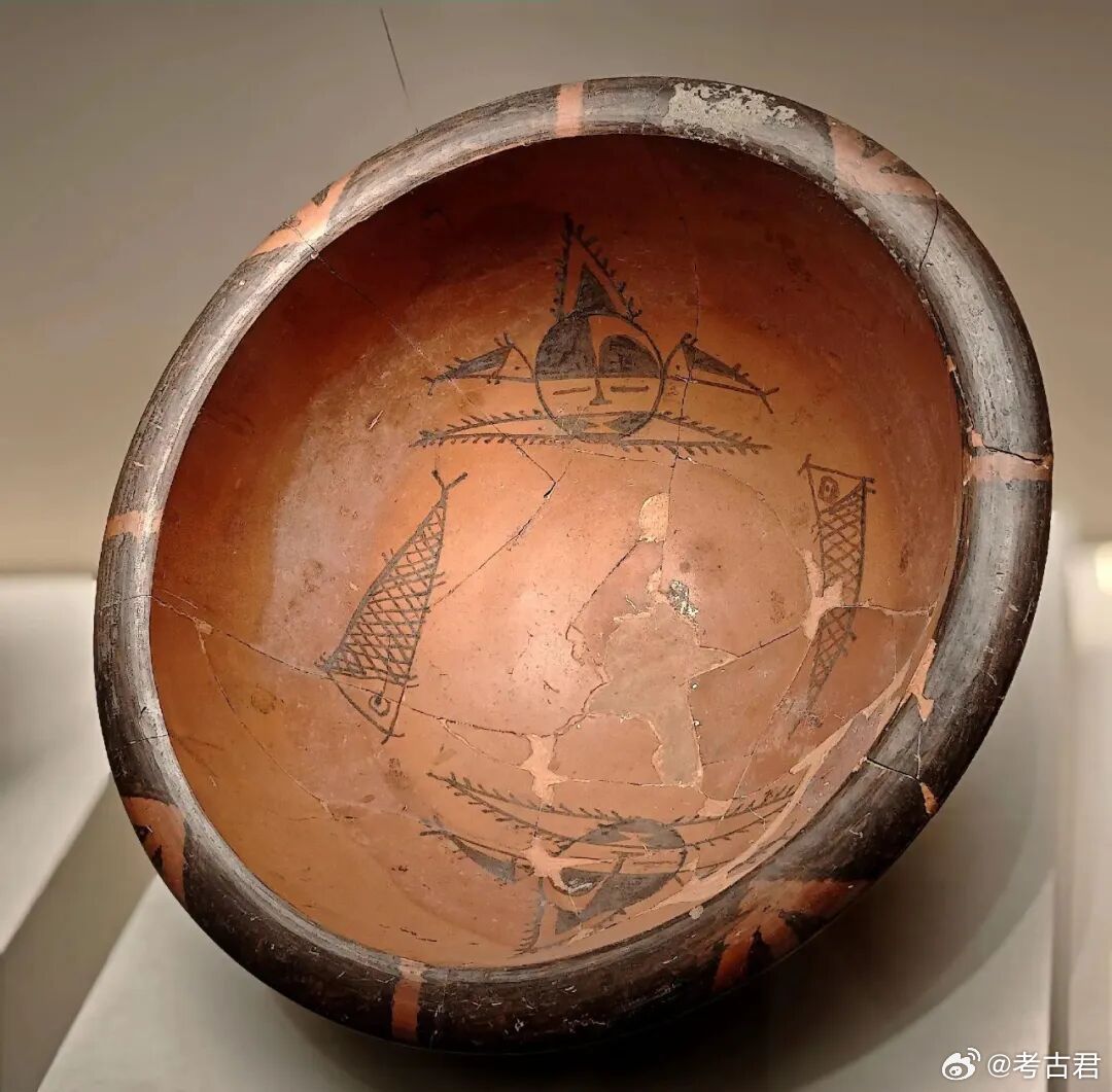 考古新知人面鱼纹彩陶盆 这件出土于西安半坡的人面鱼纹彩陶盆，是仰韶文化（约600