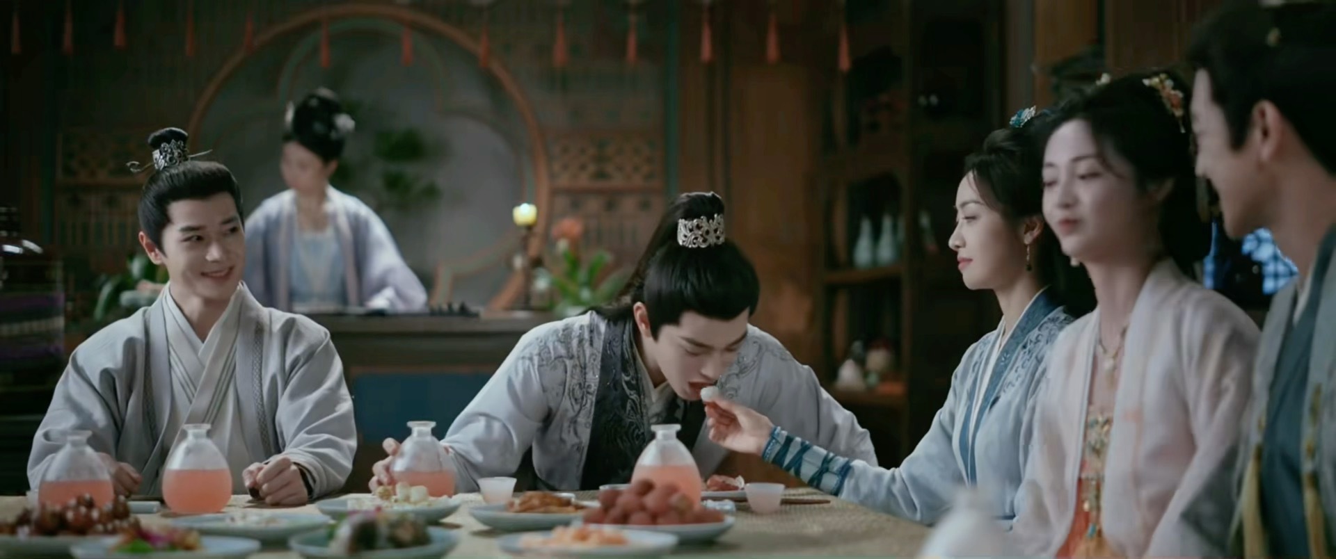 楚瑜喂卫韫吃荔枝，两人偷偷摸摸秀恩爱撒狗粮！小七是小狗实锤了！🐶《山河枕大结局