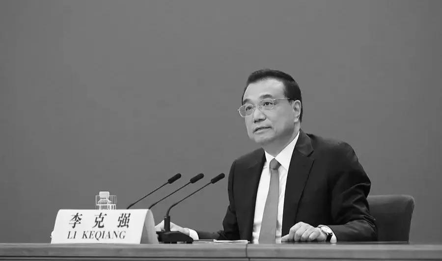 垂首默哀三分钟，热泪潸潸洒地坪。诚愿英魂天堂好，佑我中华永世宁。人民的好总理，一