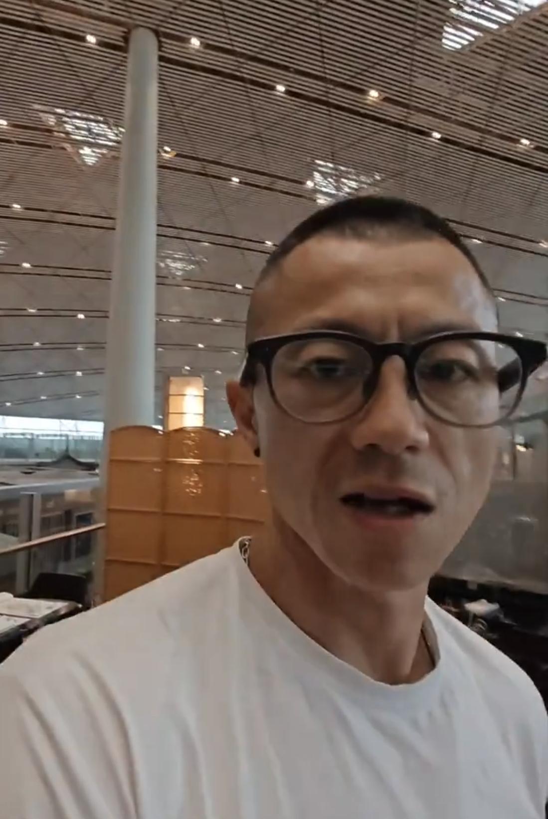 陈震同学：走南闯北这么久，终于可以实现出门带一款手机就够了
为什么？因为陈震将荣