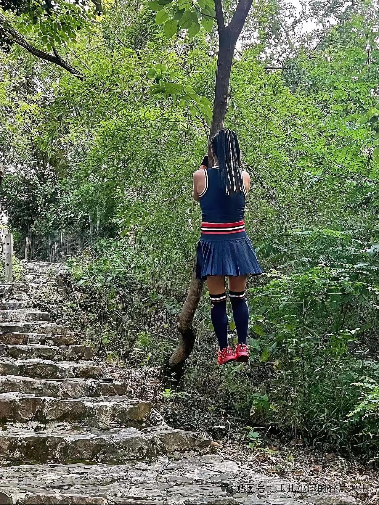 这不是AI，仔细看这人是站在石头上，眼睛错觉确实存在。