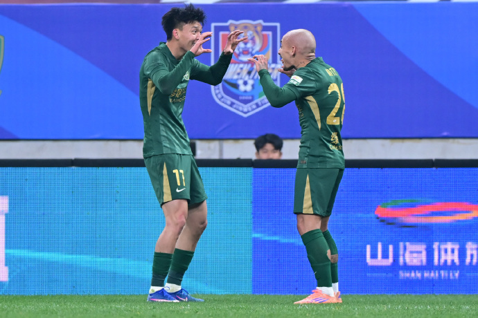 始料未及！青岛海牛1比4浙江队 上半场浙江没料到青岛早早进球，操之过急踢得一无是