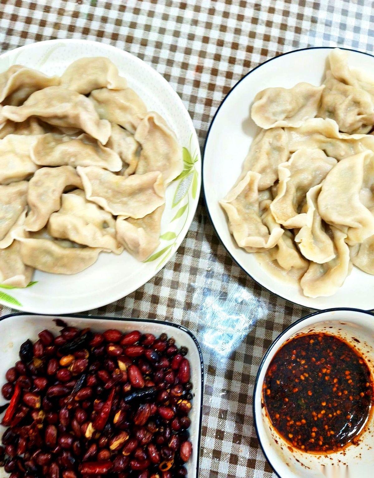 见鬼了。
昨晚大鱼大肉吃完，血糖才6.4；今早饿了一宿，数值反倒蹦到了6.5。