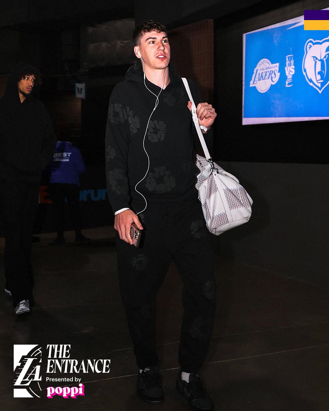 湖人众将步入比赛场馆，里夫斯身背双肩书包十分低调