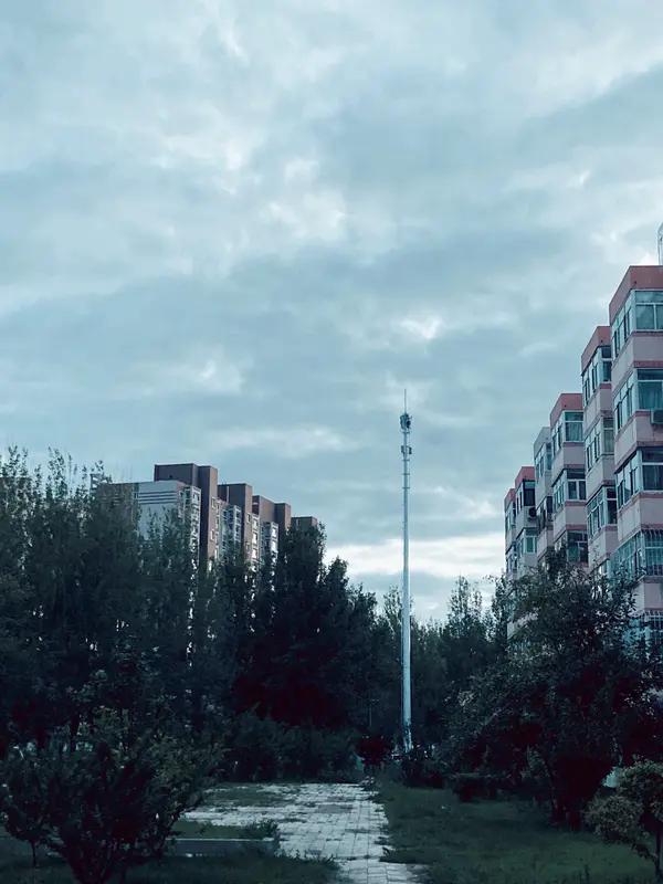 一段婚姻最悲哀的，莫过于名义上是夫妻，实际上活成陌生人。
以前觉得没钱是婚姻大敌