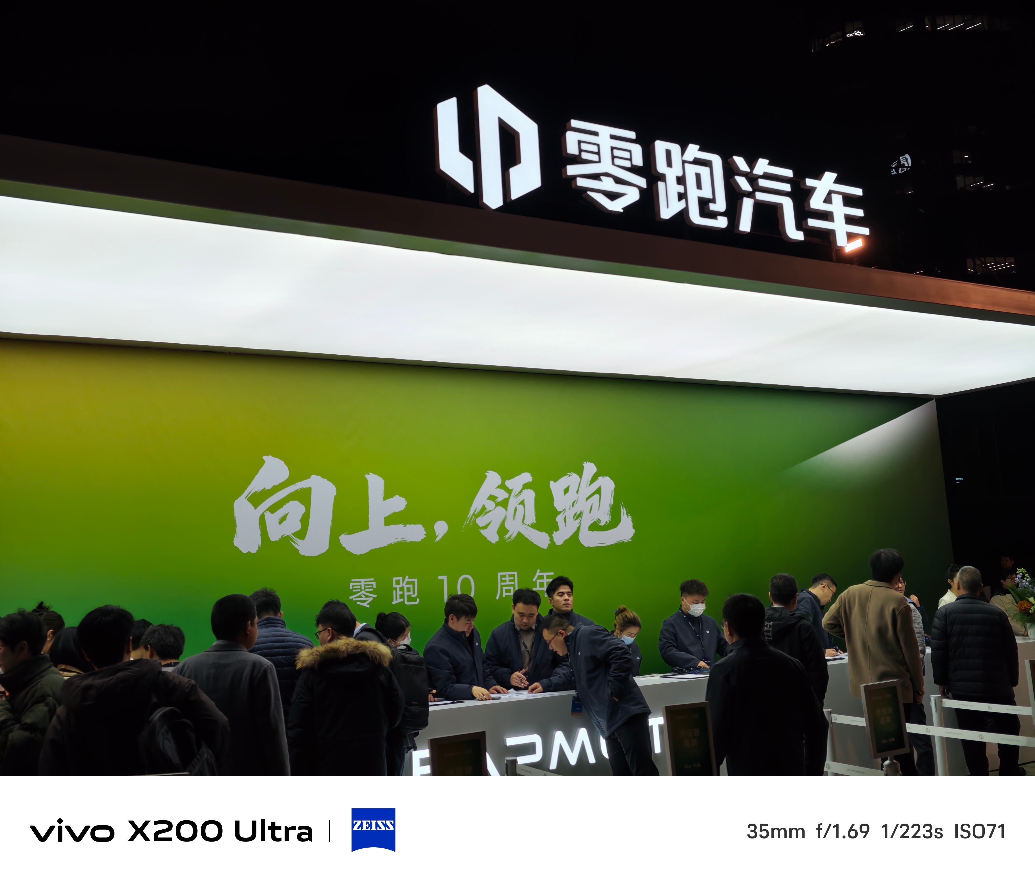 零跑十周年最热门的车型依然是零跑D19大六座全尺寸SUV大家的期待普遍在一个价格