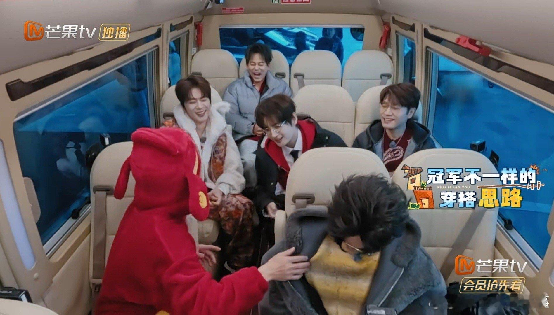 陈楚生冠军不一样的穿搭思路快乐老友记快乐老友有风季冠军的时尚感与生俱来，金色毛衣