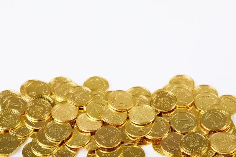 大叔突发脑出血卧床，妻子床底翻出 200 多枚 “金币”，本以为床底藏着＂暴富宝