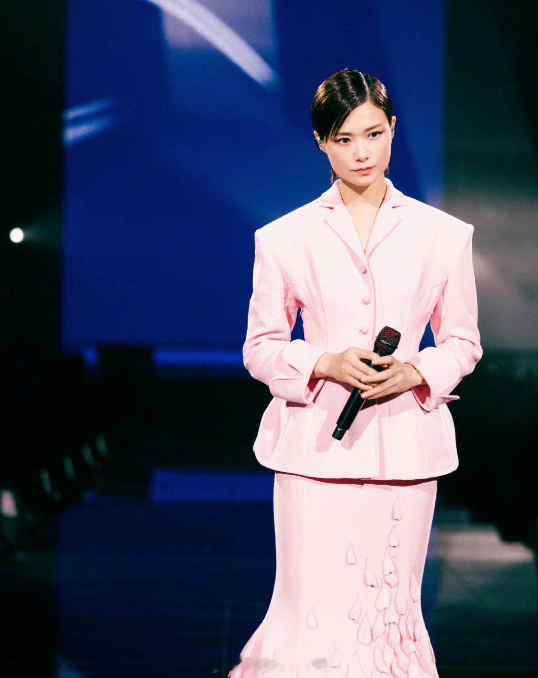 #李宇春一晚四套高定全球首穿#李宇春一晚四套高定全球首穿，每一套高定都特别的有特