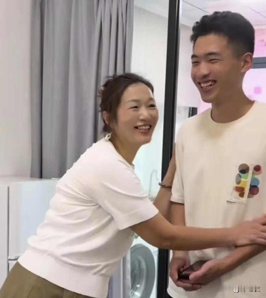 寻亲圈演技最好的一家人，应该就是谢浩男一家人，有网友说，谢家演过了，因为他们本就