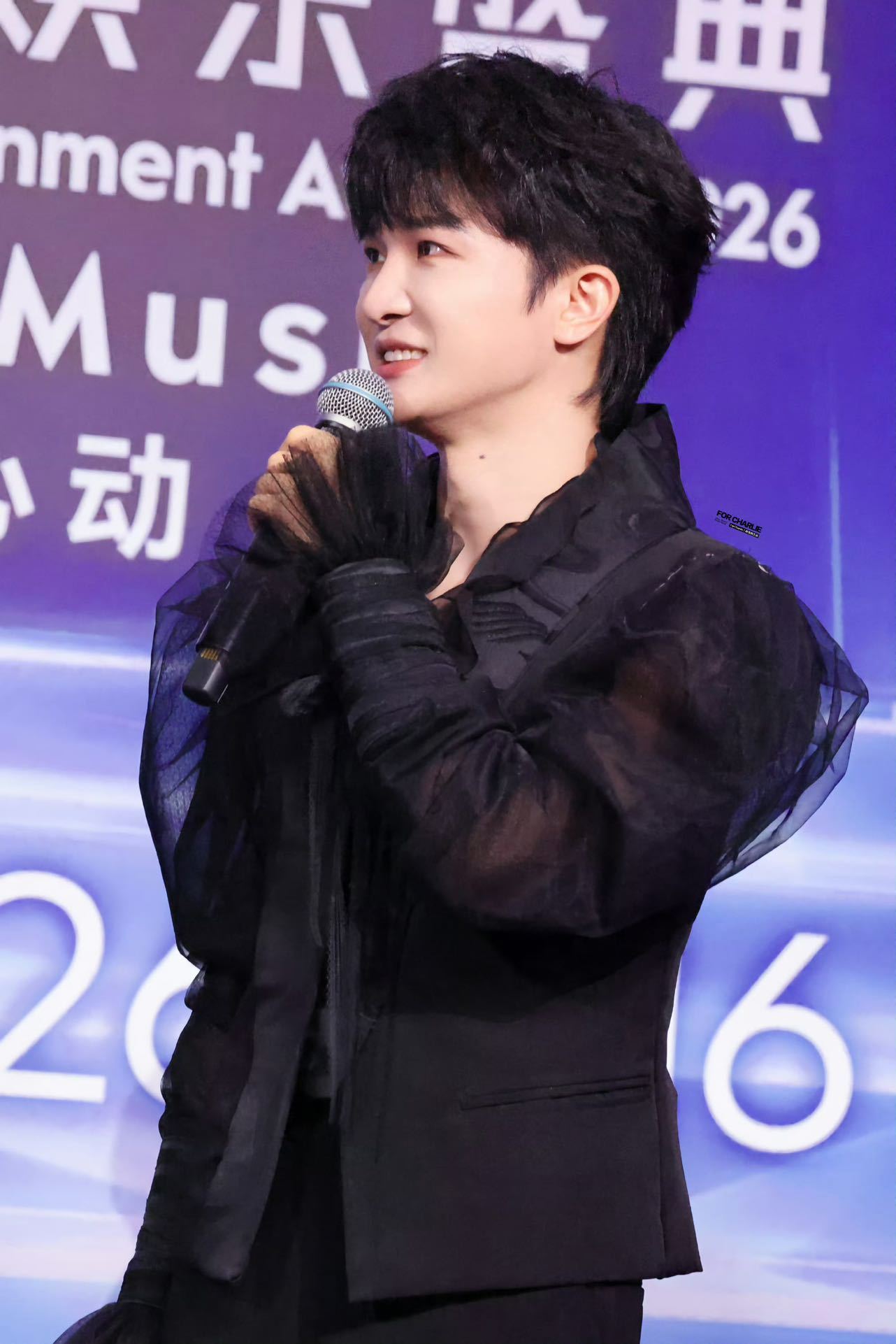 周深透露今晚要唱很多歌 透露今晚将带来多首演唱。官方暂未公开曲目，网友纷纷开启猜