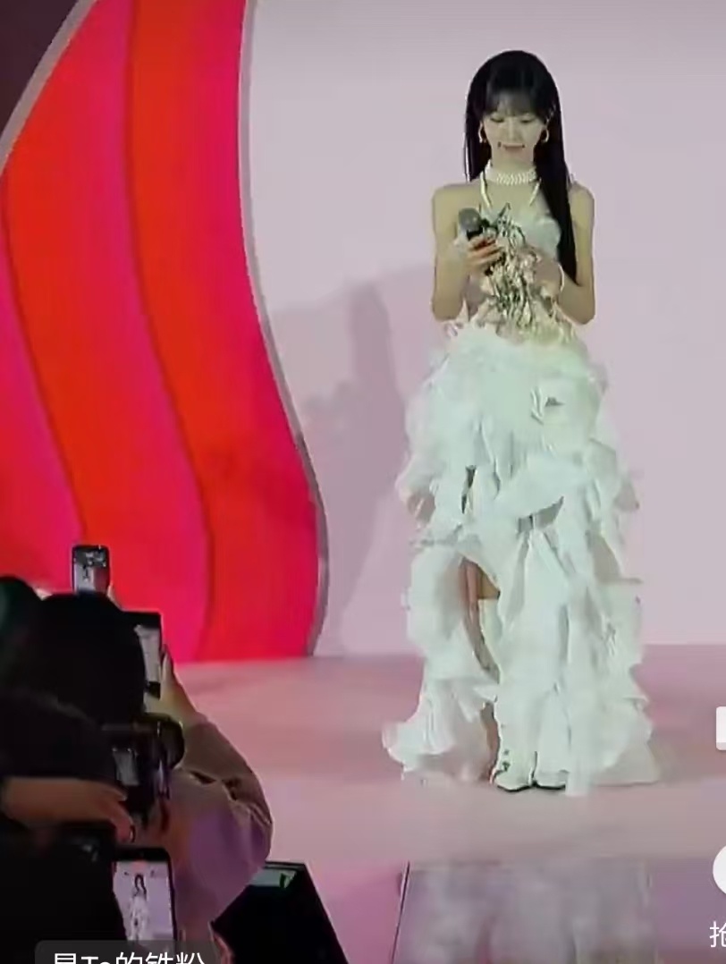 田曦薇黑长直白长裙田曦薇举手抢答田曦薇黑长直白长裙，可以，