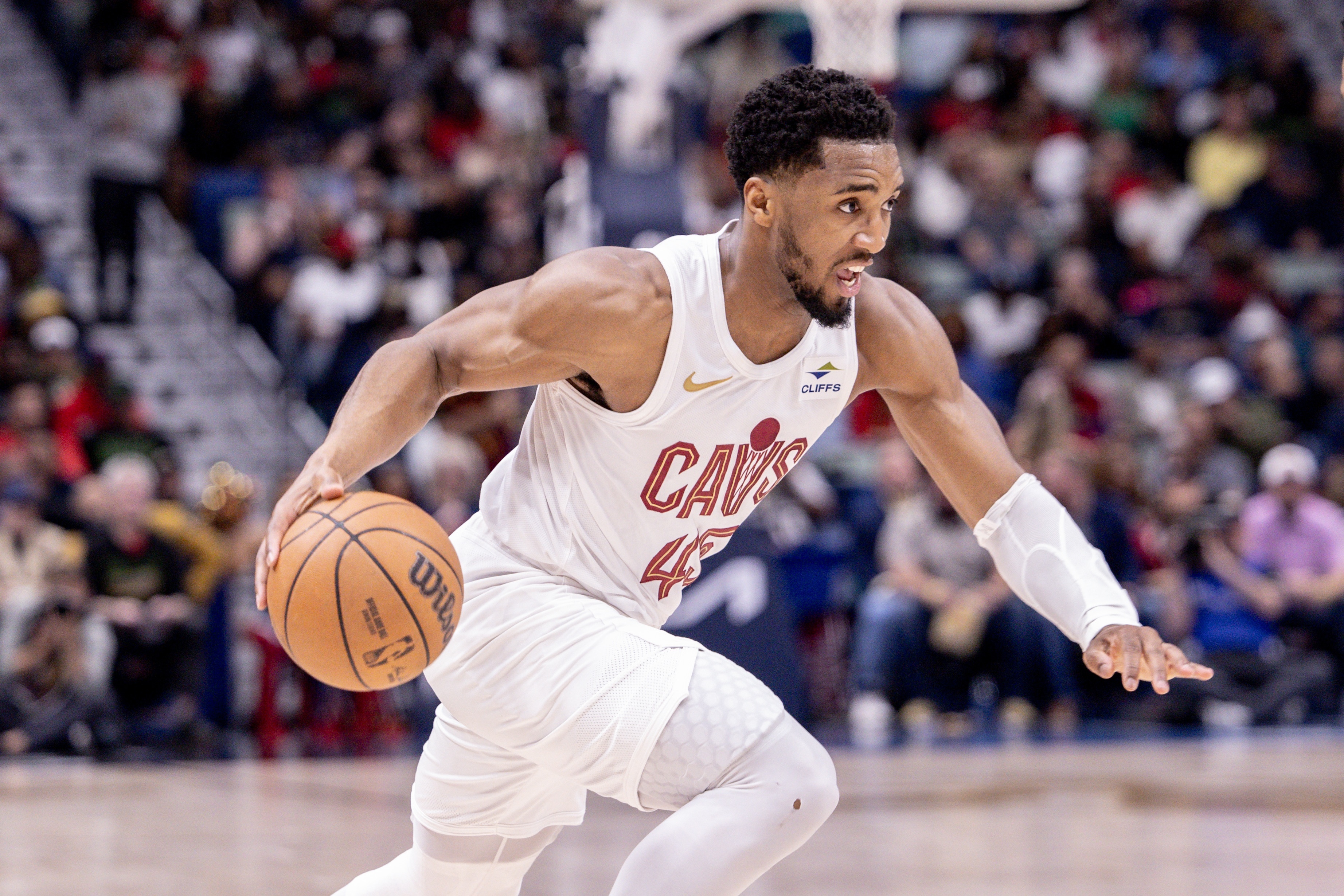 尼克-杨选现役前5分卫：爱德华兹、布克、布朗、米切尔、乔治。#米切尔# ​​​