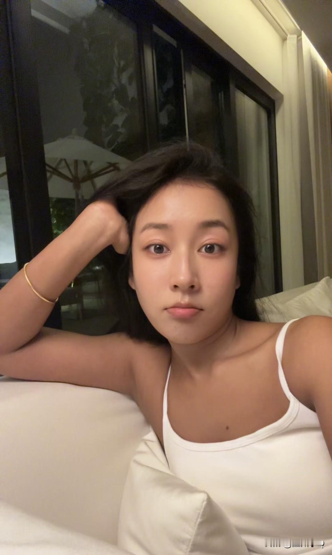 吉克隽逸的素颜真好看，比浓妆艳抹更美百倍，脸蛋小，五官精致，秒杀大多数女星。