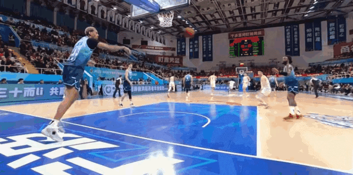 米特里策怒拽李镇全头发，贝兹利怒推队友王凡懿，从中超到CBA外援到底怎么了？
图