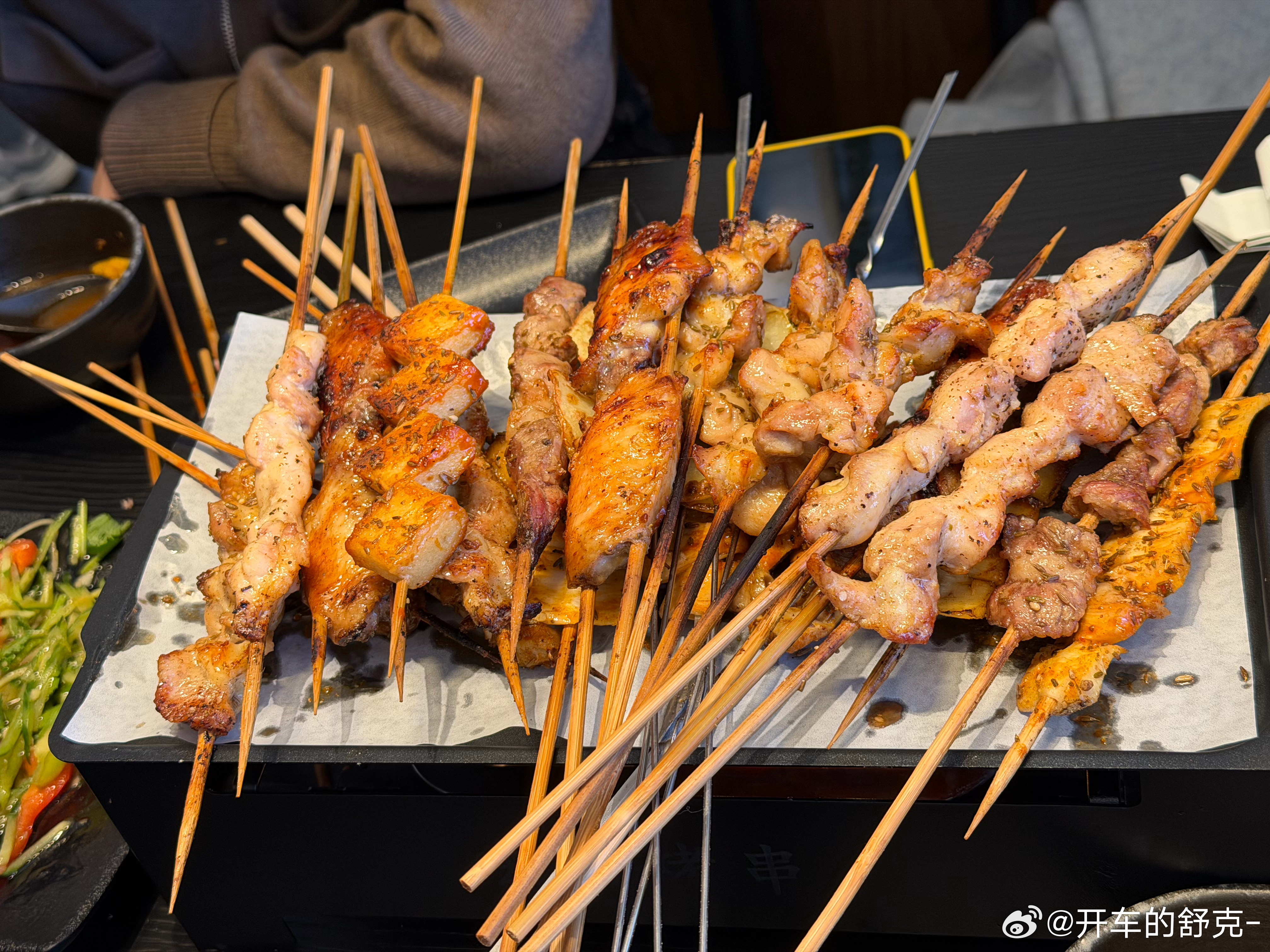 保安队长这顿饭看似吃了48，但实际消费应该是400多，豪哥非常仗义，给我也把单买