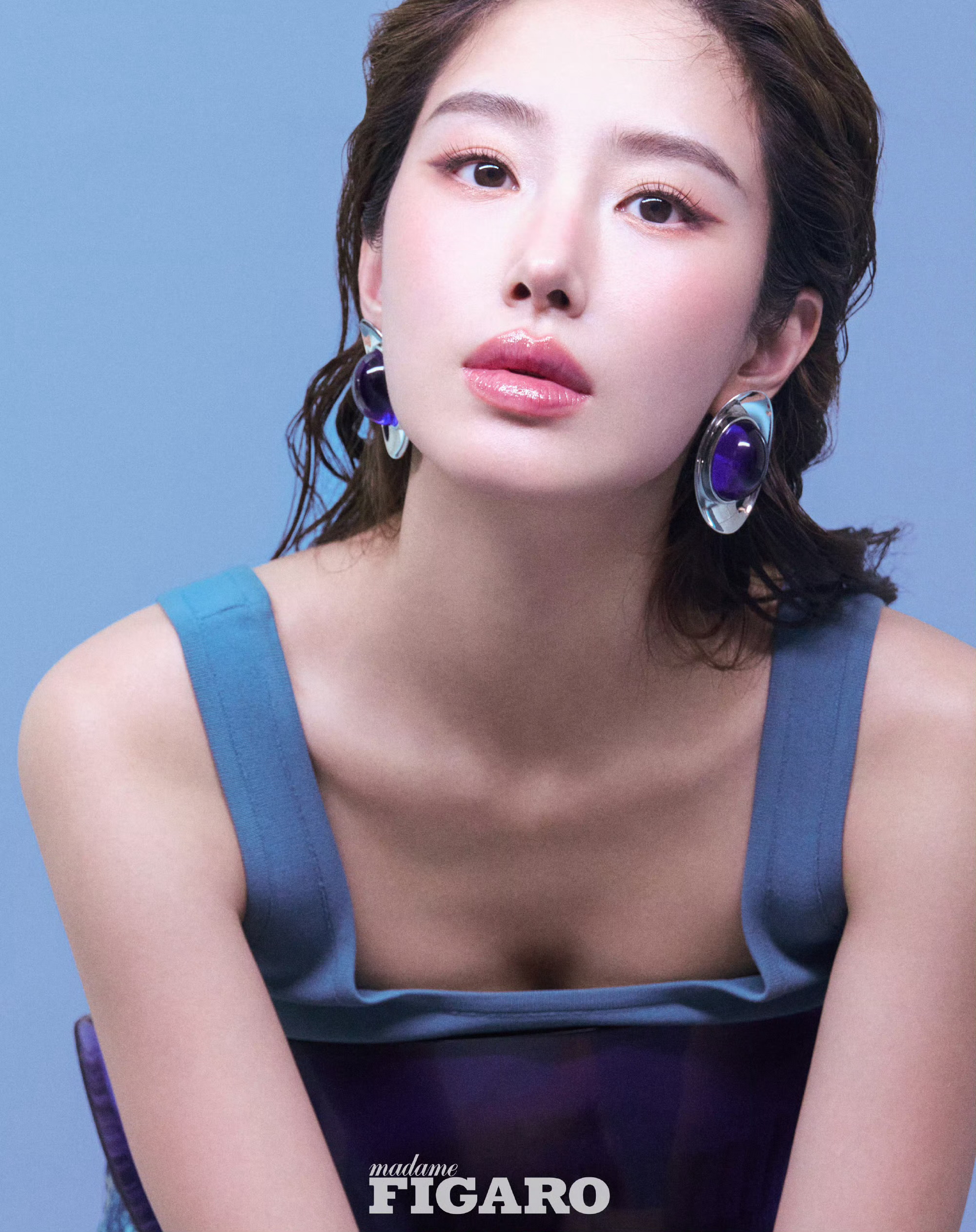 杨采钰｜费加罗杂志八月刊封面杨采钰封面身穿BOTTEGA VENETA演绎湿发复