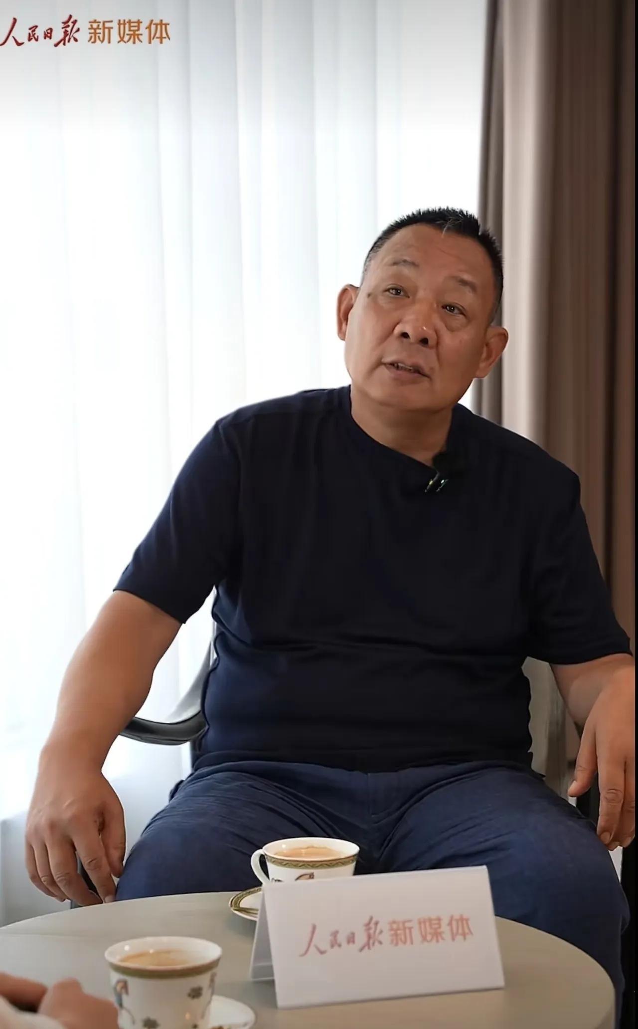 奉劝大家一句，

千万不要被于东来给骗了，

他表面上看着温和慈祥，像邻家大叔，