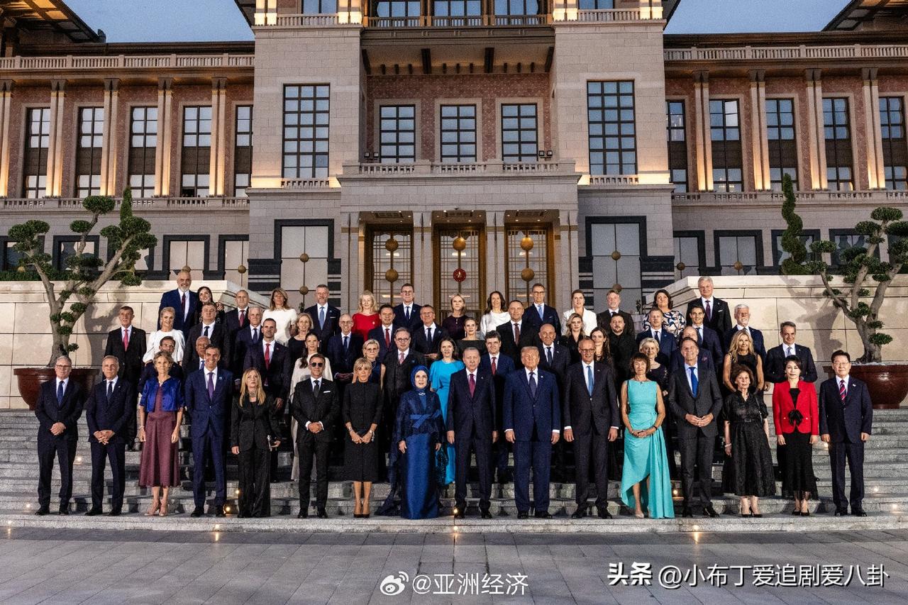 捷克总统总理同时出席北约峰会

这次在北约峰会大合影上有一个比较有意思的地方，就
