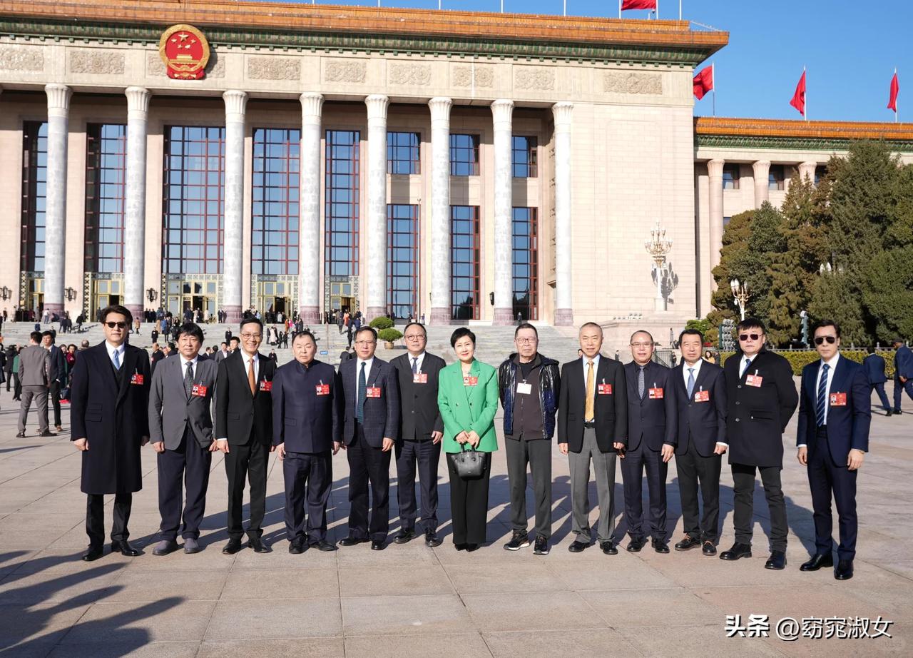 2026年全国两会，电影界政协委员大合影，个个英俊潇洒，风流倜傥，靳东个子最高最