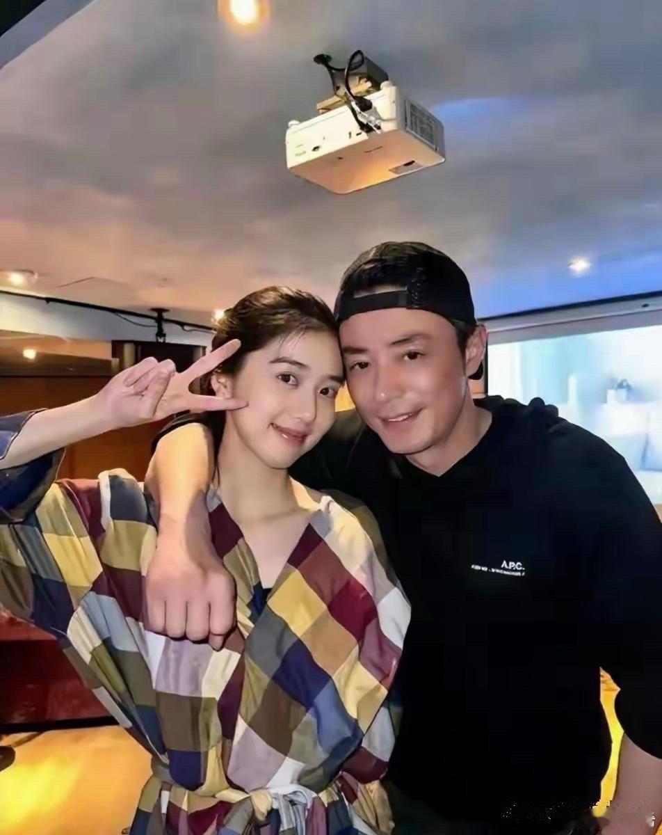 霍建华和林心如一起聚会，他竟与小20岁的李凯馨亲密，而林心如站在一旁 ​​​