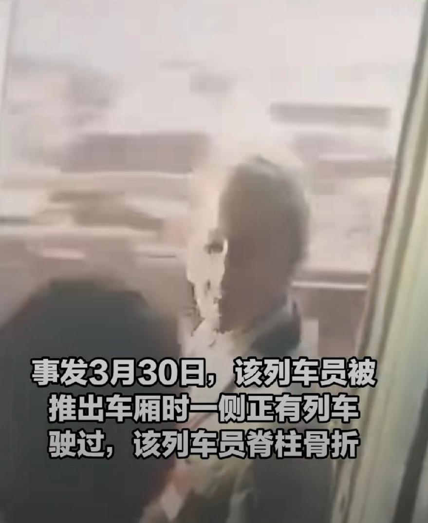 3月30日，俄罗斯。一列客车在一小站与另一列火车会车。暂时停靠在小站，让另一列火