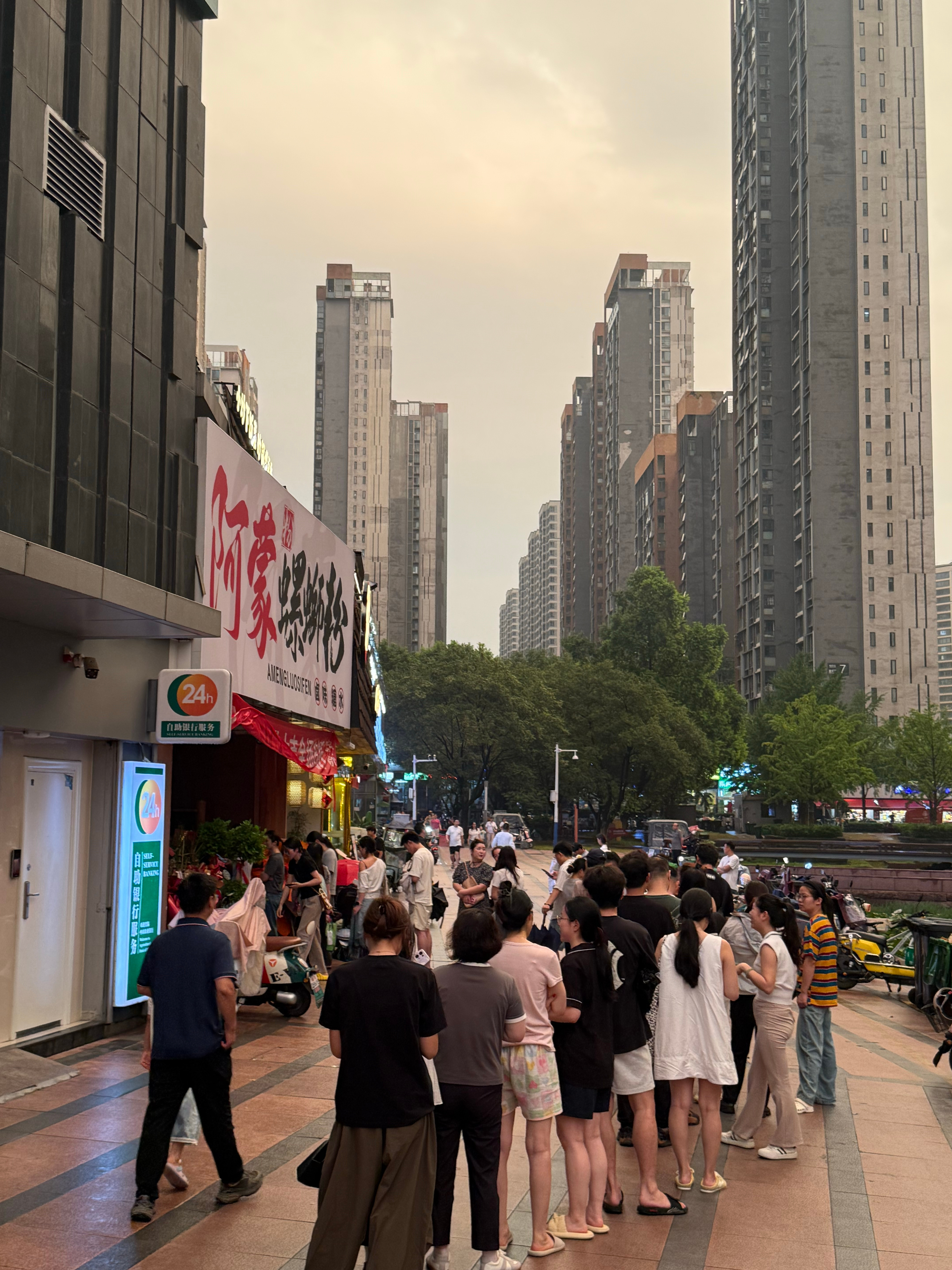 本来就排队，实体店开业人更多了